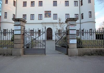 Bild vom ORTHix Praxis Standdort 1 vom Gebäude außen und Eingang